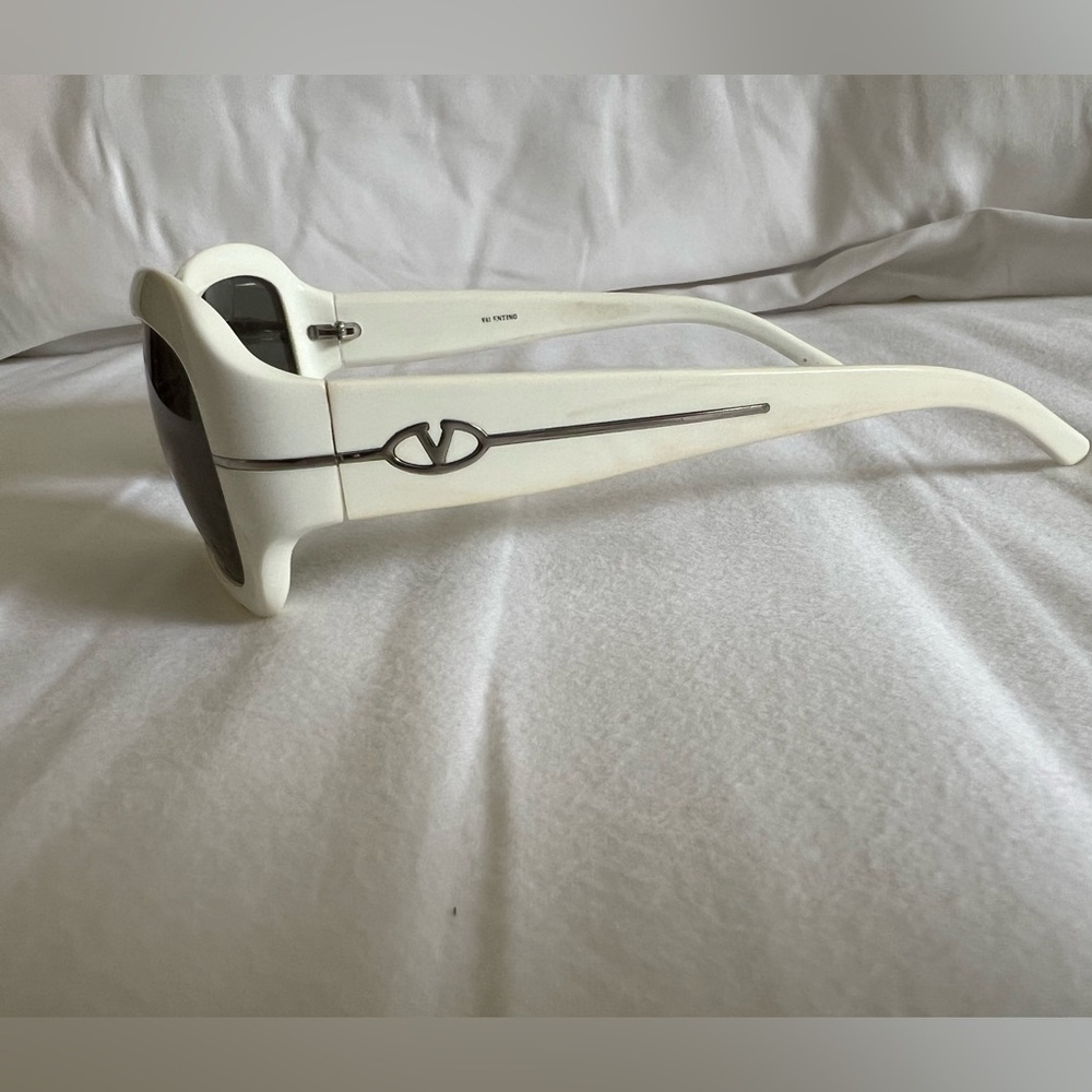 ❤️Valentino❤️ Chic White Sunglasses with Red Case - Picture 3 of 10